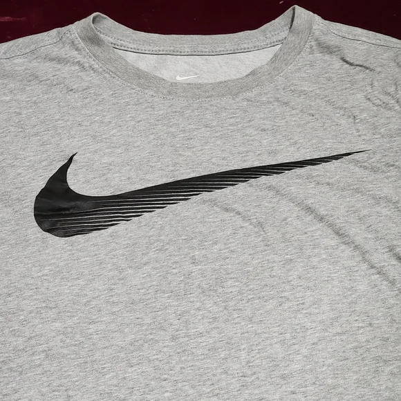 NWOT ... Nike Gray Shirt / T-shirt 👕 - Picture 6 of 7